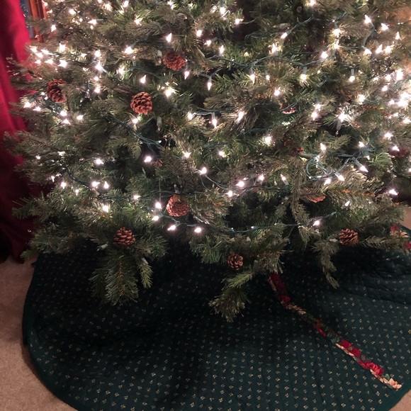Beautiful Christmas Tree Skirt - Picture 6 of 6